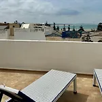 Beau Riad En Medina, Lumineux Et Avec Terrasse Privee Sur Mer